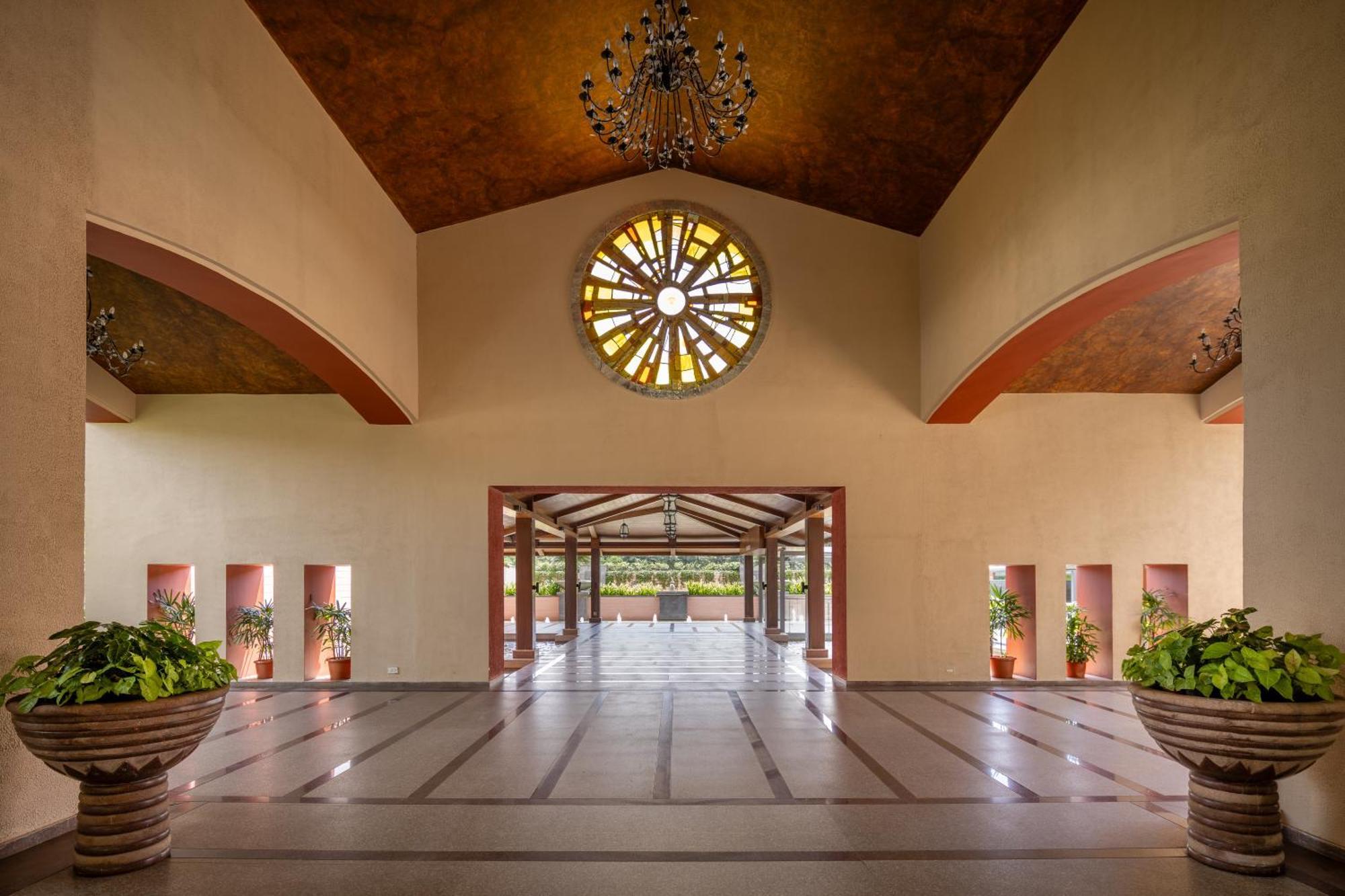 Utorda Kenilworth Resort & Spa, Goa מראה חיצוני תמונה